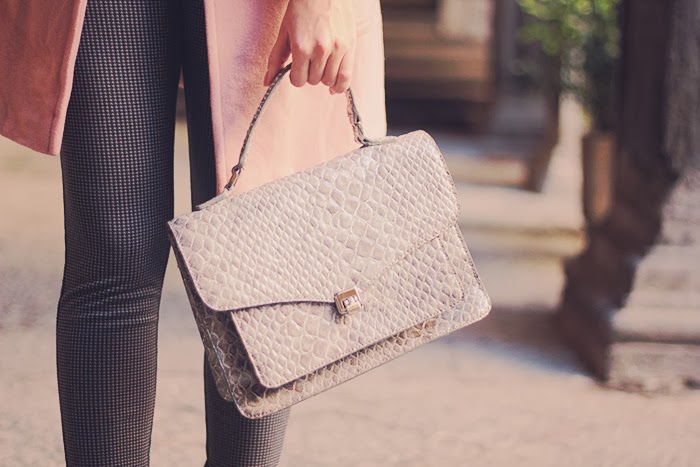 borsa a cartella, pied de poule, pantaloni grigi
