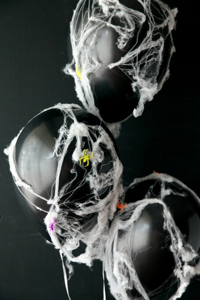 Spooky DIY spider web balloons || Design Improvised blog