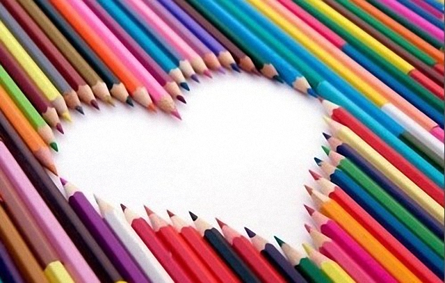 Formando un corazón con lapices Formando un corazón con lapices