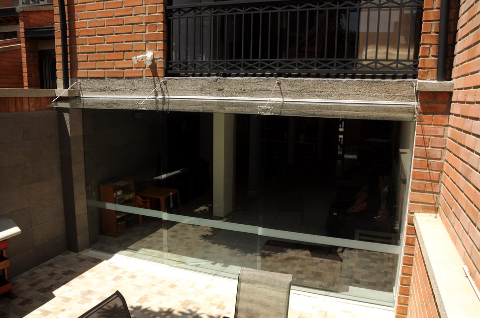 + estructural +: + Casa Envigado | Puerta Corrediza al Patio