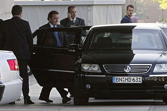 Gerhard-Schroeder-VW-Phaeton-560x373-e71