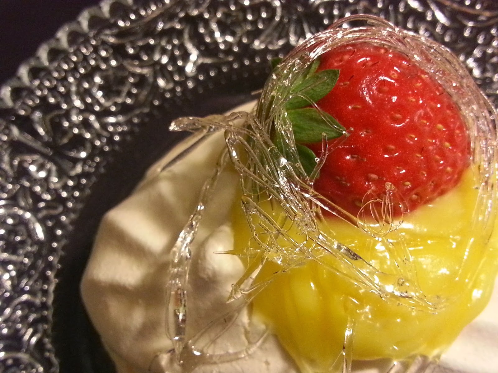 Pavolva al lime curd con fragole in gabbia