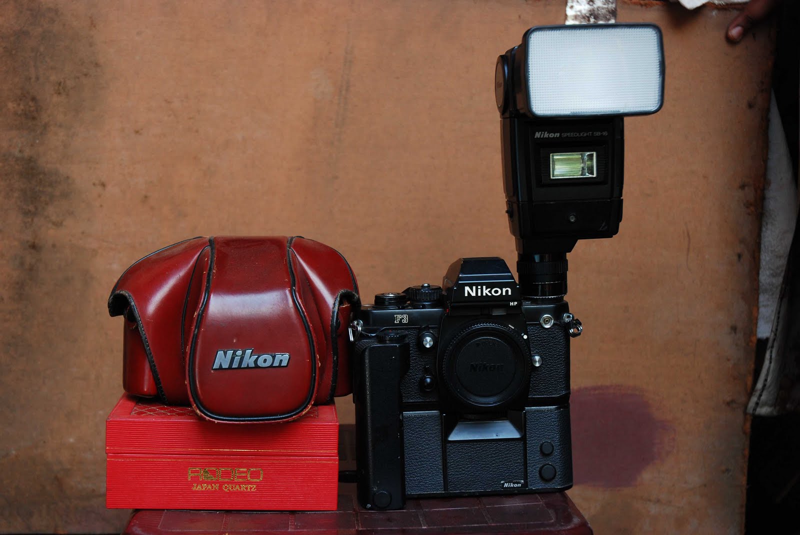 ANTIQUE CAMERAS FLASH MOUNTED NIKON F3