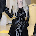 Lady Gaga é acusada de participar de ritual satânico em hotel.