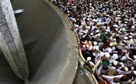 Lebih dari 200 Orang Jemaah Haji Tewas di Mina Saat Berebutan Lempar Jumrah Lebih dari 200 Orang Jemaah Haji Tewas di Mina Saat Berebutan Lempar Jumrah