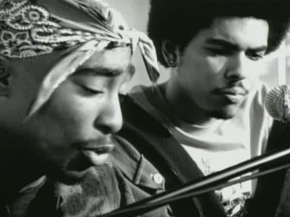 líder de Digital Underground, y pronto se une a la banda como bailarín y roadie (técnico que viaja con un grupo musical y se encarga de la organización