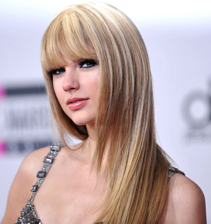 taylor swift straight hair 2010. taylor swift black and white