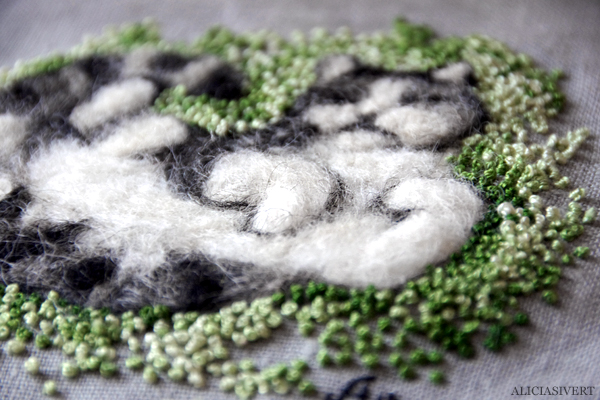 Teno (detail), textile work by Alicia Sivertsson aliciasivert, alicia sivert, alicia sivertsson, broderi, embroidery, needlework, textile, craft, hantverk, slöjd, hand made, diy, do it yourself, alster och makeri, cat, katt, teno, needlefelt needle felt, felted, nåltova, nåltovning, tova, tovning, nål, french knots, franska knutar