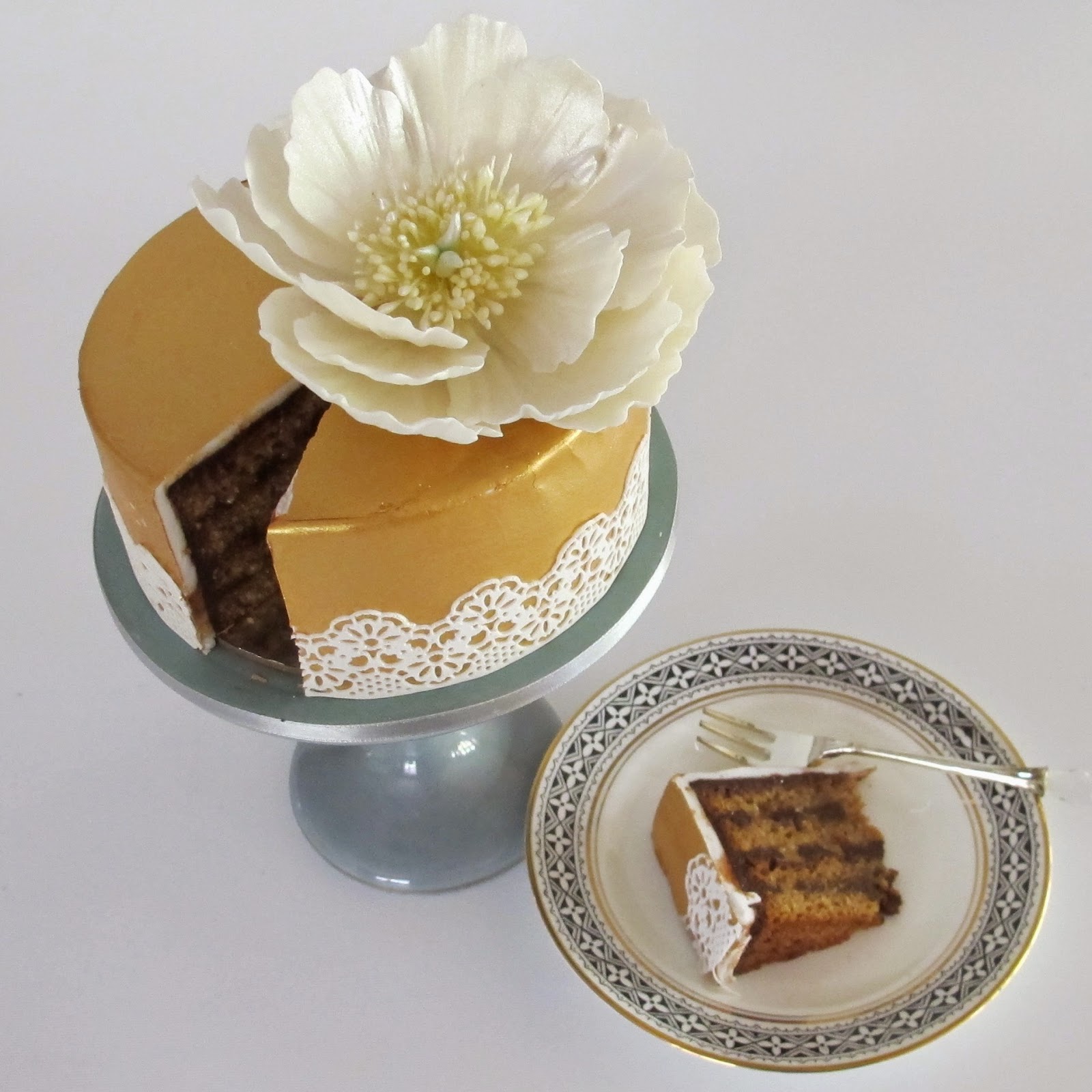 Anna Maria Cake Design How to create faux Gold leaf using Claire