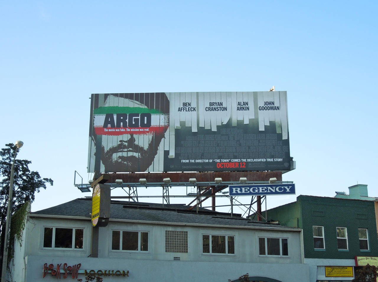 http://4.bp.blogspot.com/-SCoAZl_MnvU/UGTKQMwPhWI/AAAAAAAA1B0/lDyBcSbahTg/s1600/Argo+bilboard.jpg