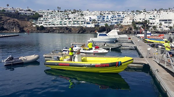 Tres personas rescatadas en Lanzarote tras caer al mar Tres personas rescatadas en Lanzarote tras caer al mar