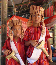 Petits-fils du défunt en habits traditionnels