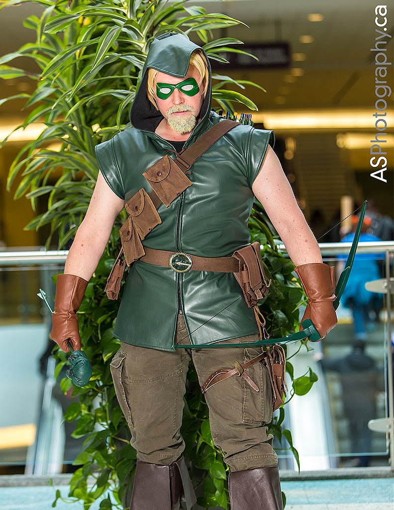 Cosplayers Canada Green Arrow at MTCC 2014