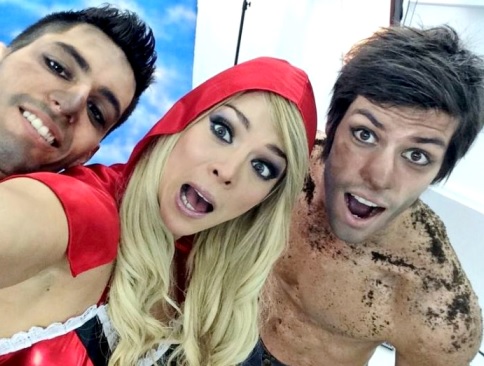 PATRICIO PARODI Y SHEYLA ROJAS DE CAPERUCITA ROJA Foto de Patricio Parodi junto a Sheyla Rojas (de caperucita roja) y su hermano