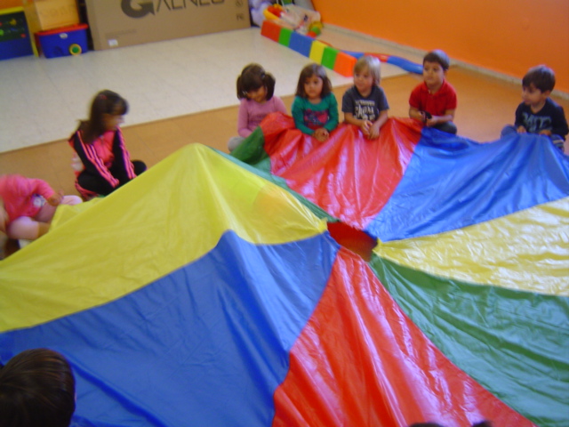 Juego de psicomotricidad musical con paracaídas para niños