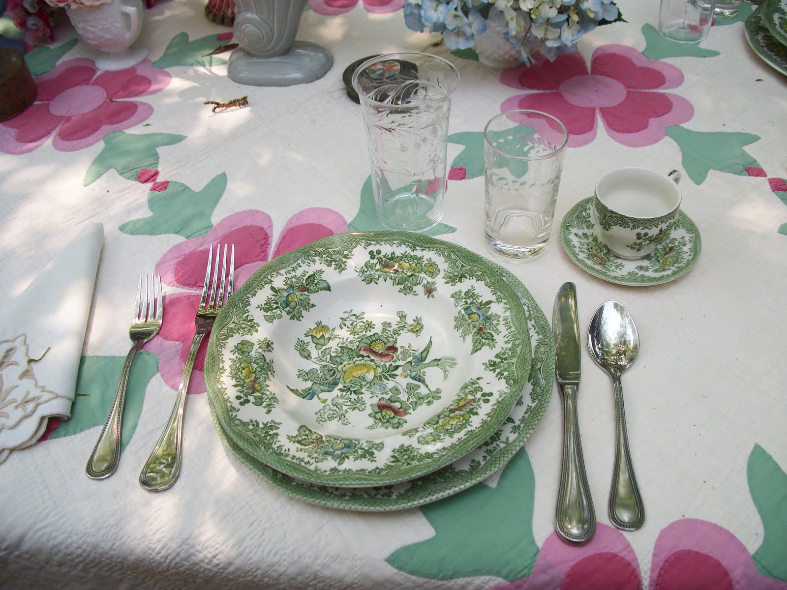 PAINT OR DIG OLD QUILTS AS TABLECLOTHS