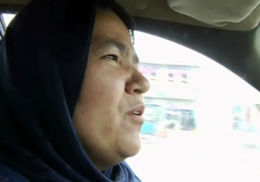 Paní Bahayi za volantem taxíku v Kábulu