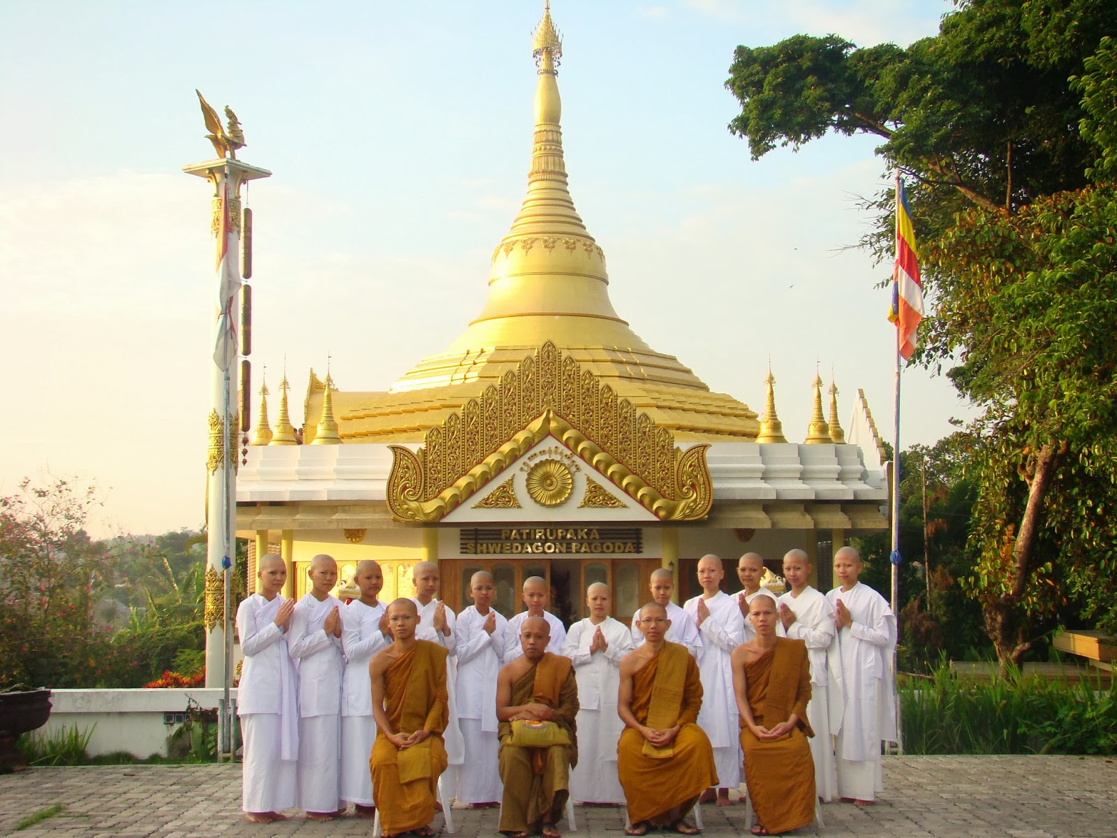 Shwedagon Pagoda 4 http://buddhist-images.blogspot.com/