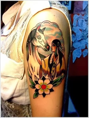 Tattoo de india com cabelo e flores
