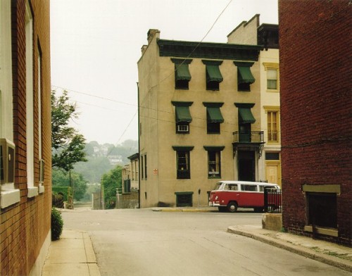 masters of photography - Stephen Shore masters of photography : Stephen Shore : photo of neighbourhood with red bus