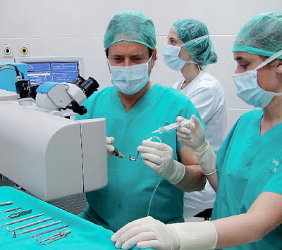 El Dr. Bonafonte ejecuta cirugía ocular con laser de Excimer