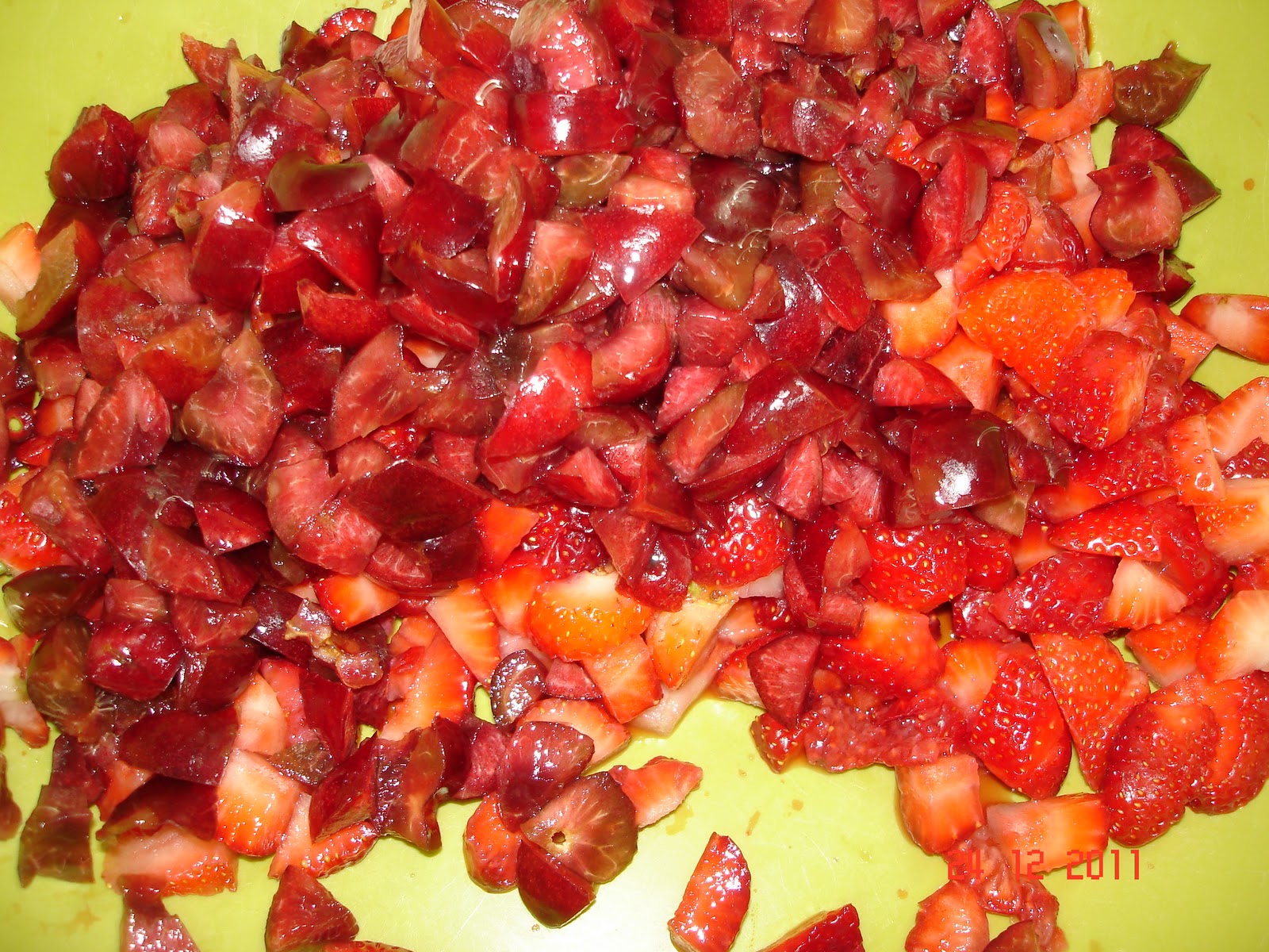 Ponche De Frutas De Guatemala http://tocadasreceitas.blogspot.com/2011/12/ponche-de-frutas-vermelhas.html