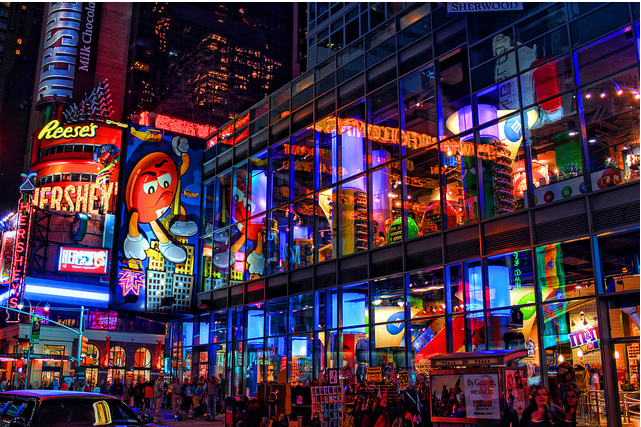 there were huge walls and walls of mms in different colors and flavors as i later on learned aside from the tubes there were pre packaged ny themed