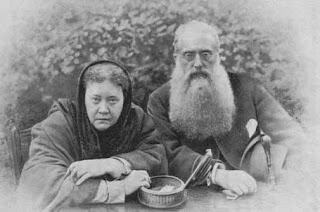 Helena Petrovna Blavatsky, una médium dotada de gran talento, conoció al periodista Henry Steel Olcott en Nueva York, en las sesiones de la Familia Eddy, una comunidad espiritista.