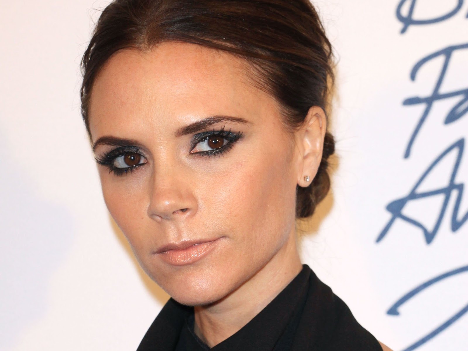 http://4.bp.blogspot.com/-SIqpO0jFsds/UNr6nwcWZkI/AAAAAAAAEaQ/9AViiobajFg/s1600/Victoria-Beckham-Fashion-Designer.jpg