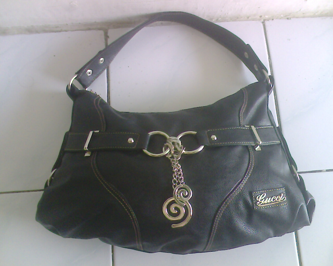 Harga tas wanita branded merk guess kw super warna hitam terbaru