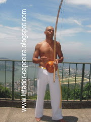 CAPOEIRISTA E BERIMBAU.