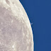 Saturno scivola dietro la Luna in uno scatto mozzafiato