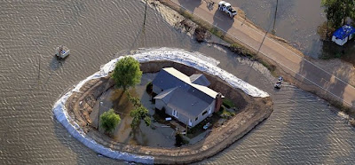 Mississippi Homeowners Build Their Own Dams to Escape the Floods Seen On www.coolpicturegallery.us