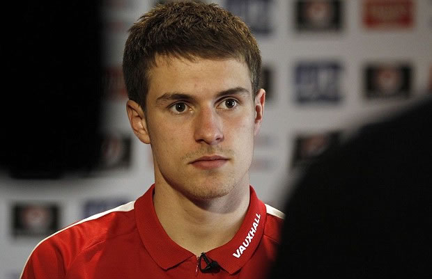 O jogador de futebol do Reino Unido, Aaron Ramsay, de 21 anos, virou garoto propaganda da Adidas. Atualmente joga pelo Arsenal (Foto: Ezra Shaw/Getty Images) O jogador de futebol do Reino Unido, Aaron Ramsay, de 21 anos, virou garoto propaganda da Adidas. Atualmente joga pelo Arsenal (Foto: Ezra Shaw/Getty Images)