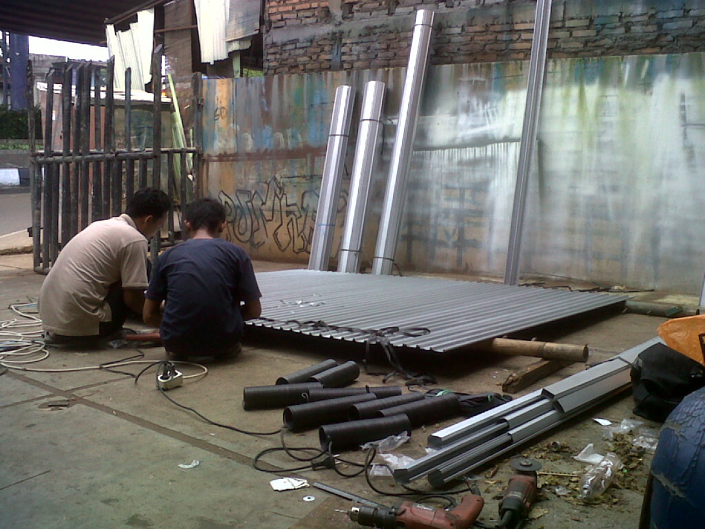 Rolling door besi