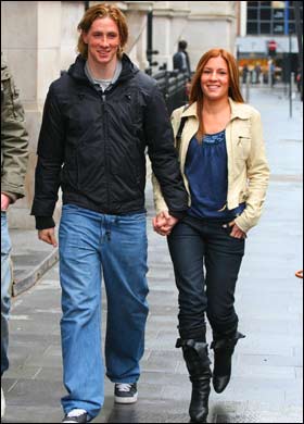 SPORTIGE: Fernando Torres Girlfriend with Cute Baby