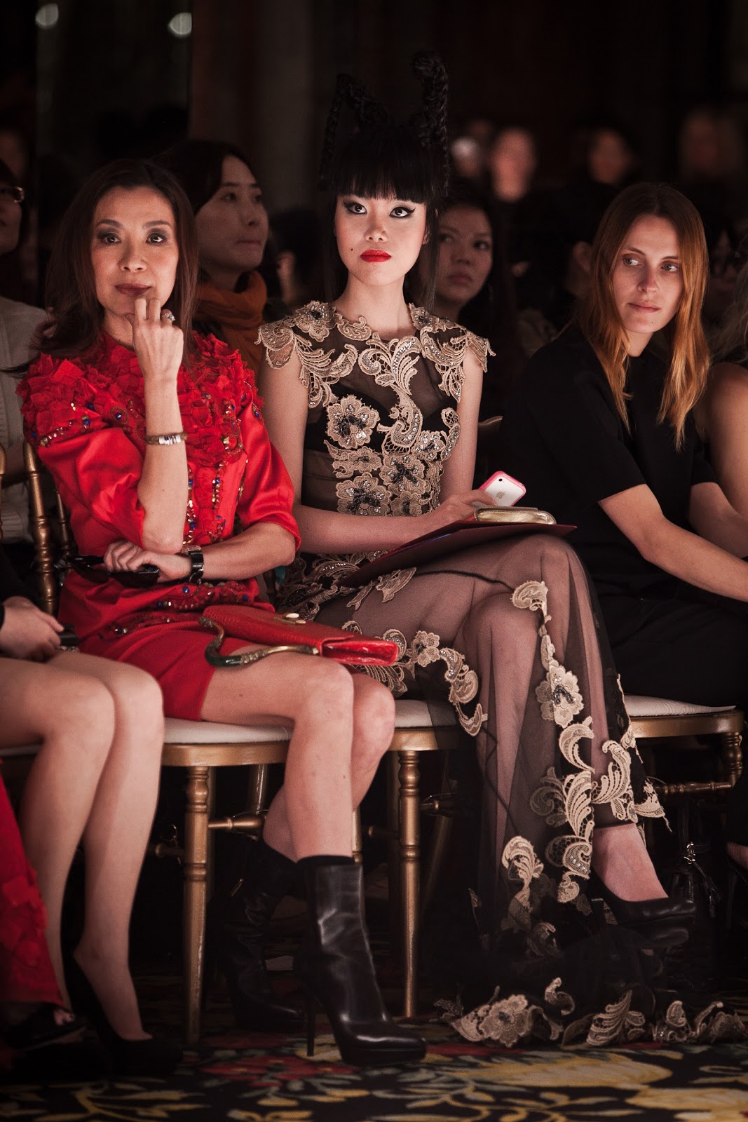 http://4.bp.blogspot.com/-SQIo6QGwNP0/UK5-Y8WgpjI/AAAAAAAADVY/4Ys35dX8wOc/s1600/Michelle+Yeoh,++Jessica+Minh+Anh,+and+Vanessa+Traina+front+row+Shiatzy+Chen.jpg