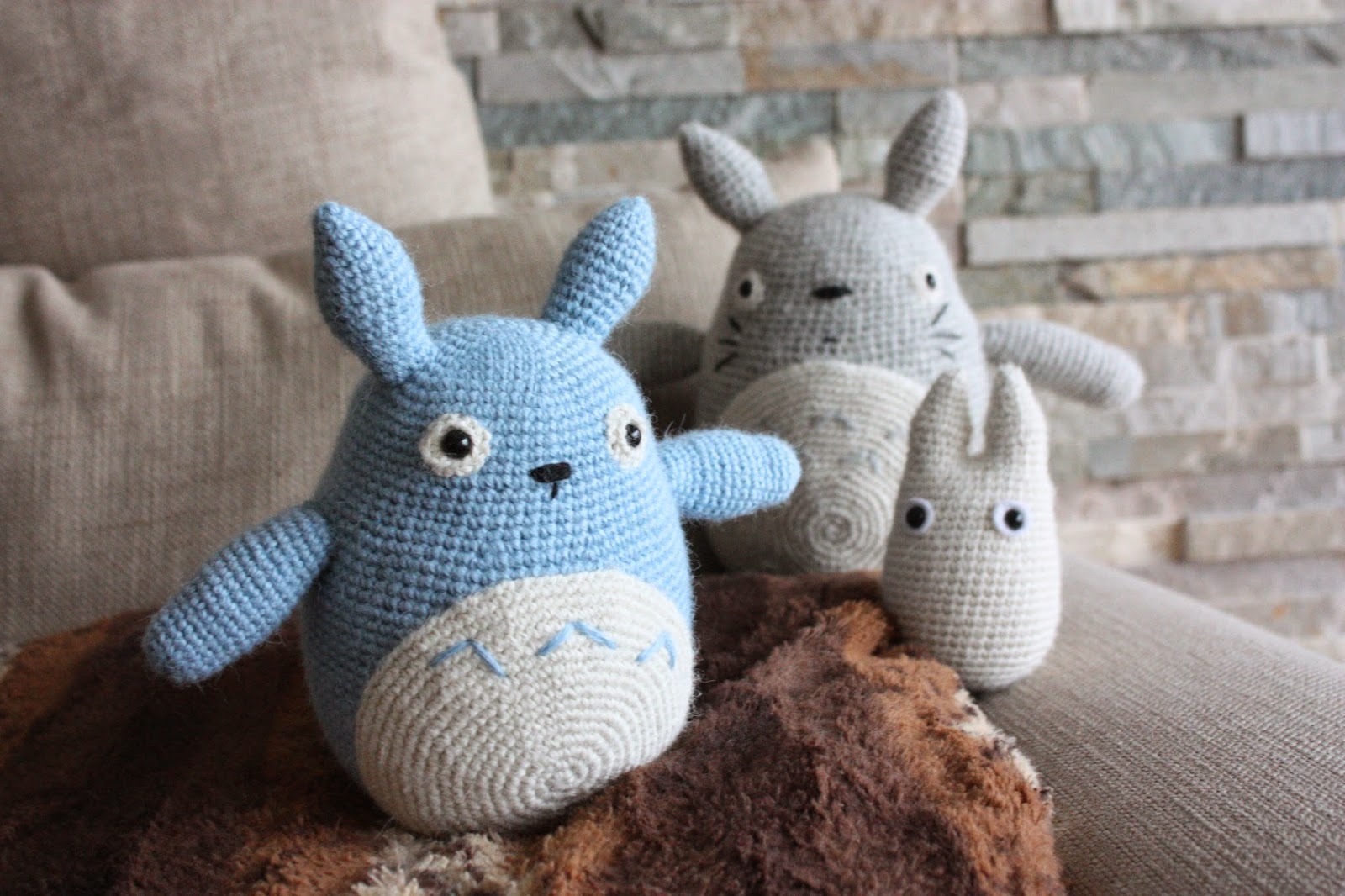 HAPPYAMIGURUMI: Amigurumi Totoros: Grey, Blue and White ...
