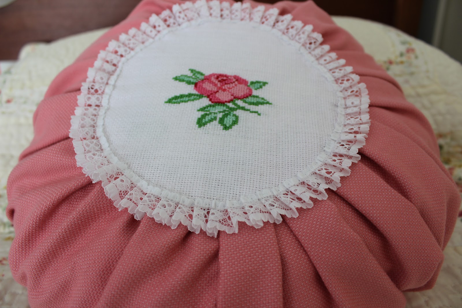 Yuvarlak kırlent nasıl dikilir Yuvarlak pileli kırlent nasıl dililir, pillow, kırlent pinterest, kırlent nasıl dikilir, kaneviçe desenli kırlent, çarpı işi kırlent, kırlent dikimi, kırlent diktim