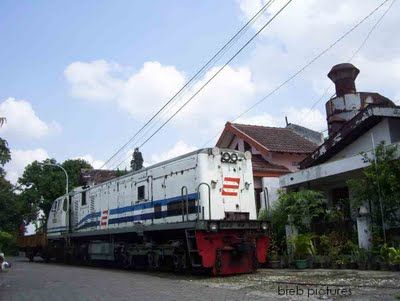 Jalur Kereta Teraneh Di Indonesia [ www.BlogApaAja.com ]