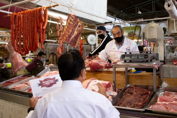 Comuna coloca adhesivos en carnicerías para asegurar que la carne cumple con controles sanitarios