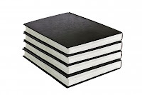 Pila de libros negros