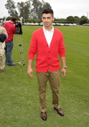 http://4.bp.blogspot.com/-SYBT2Y2AEPk/ThkOfDk-IXI/AAAAAAAAUtA/iZrgX6H3nLM/s1600/joe-jonas-santa-barabara+17.JPG