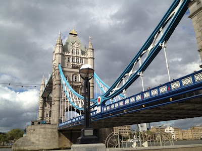 El Tower Brigde o Puente de la Torre es el puente levadizo característico de la ciudad de Londres. Cruza el Río Támesis y está ubicado muy cerca de la Torre de Londres, la que le da el nombre a este famoso puente. El Tower Brigde o Puente de la Torre es el puente levadizo característico de la ciudad de Londres. Cruza el Río Támesis y está ubicado muy cerca de la Torre de Londres, la que le da el nombre a este famoso puente.