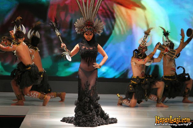 Dewi Persik Dengan Gaun Transparan (Pick)