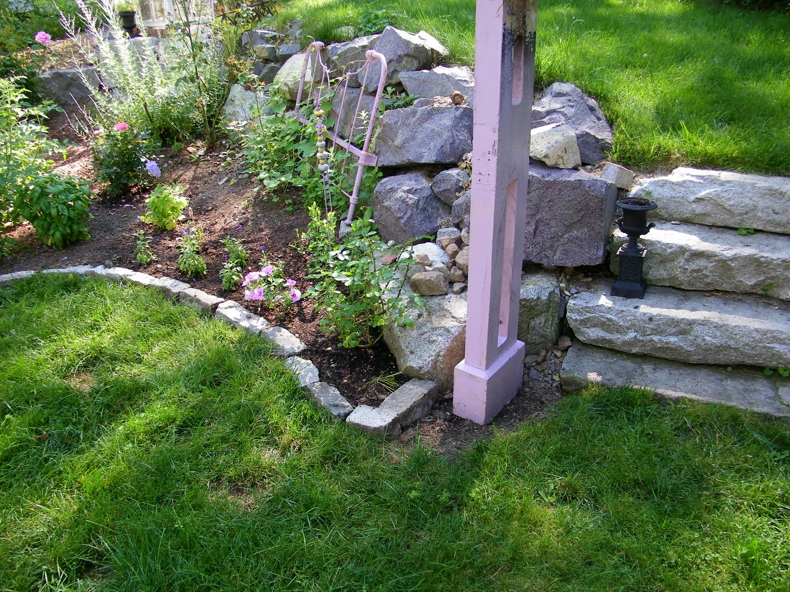 Maison Decor: Garden house gets antique fencing