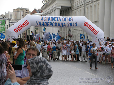 Надувная арка финиша эстафеты огня Универсиады 2013