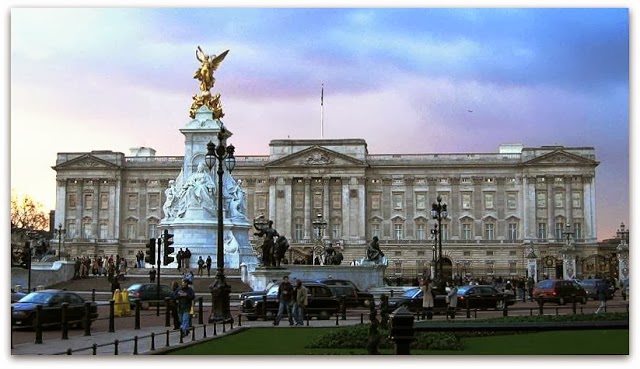 شاهد معالم مدينة لندن كأنك تعيش بها London+calling_Buckingham_Palace,_London,_England,_24Jan04