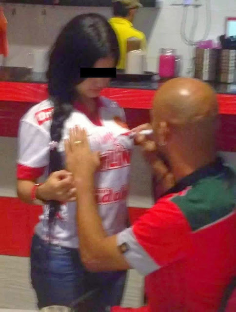 (Foto) Pemain Kelantan Sign Autograf Di Payudara Peminat Tersebar item-thumbnail