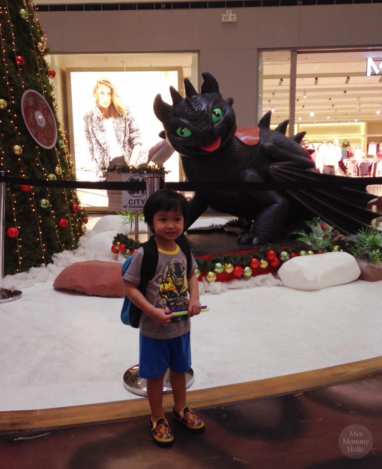 right beside the toothless display is the giant christmas tree which is a perfect spot for a nice family picture as well - How To Train Your Dragon Christmas right beside the toothless display is the giant christmas tree which is a perfect spot for a nice family picture as well - How To Train Your Dragon Christmas
